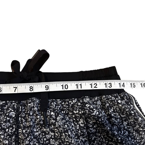 Lululemon Hotty Hot Short (2 1/2" ) - Picture 12 of 14